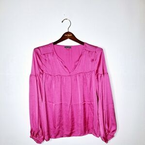 NWT Vince Camuto brand "The  Berry Shiney" V-neck pullover blouse size medium.